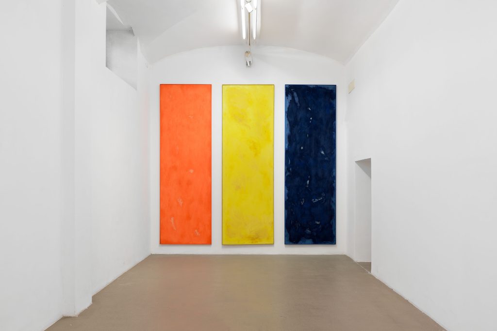 immagine per Composizione luminescente (in rosso, in giallo, in blu), 1983 trittico, olio e tecnica mista su; 325 x 104 cm cad.. Crediti fotografici Roberto Apa, Courtesy dell’Archivio Giulio Turcato e Fondazione Giuliani. © GIULIO TURCATO, by SIAE