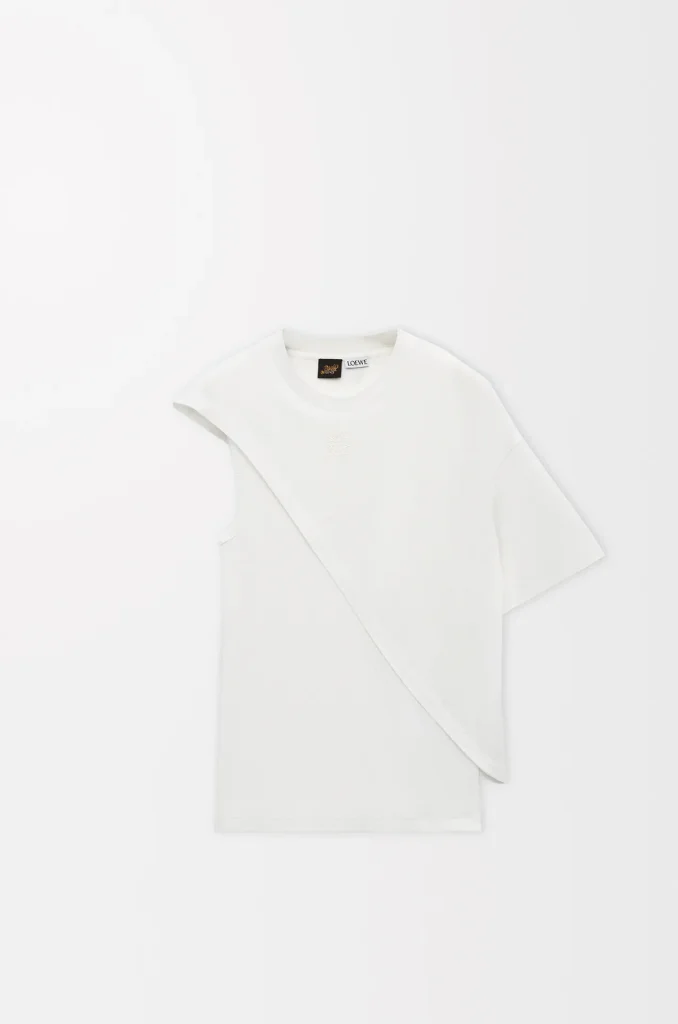 immagine per Draped top, collezione LOEWE Paula’s Ibiza 2025
Realizzato in un tessuto a maglia controllata PYRATEX®️ con filato TENCEL™
Limited Edition x Orange Fiber. Design e produzione LOEWE.
Photo: Loewe