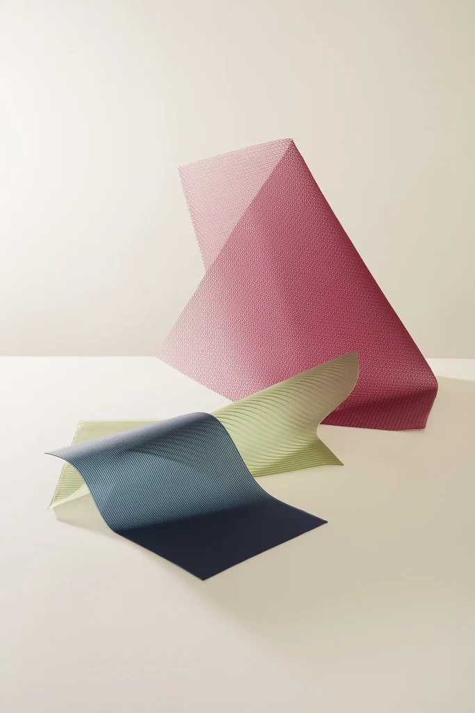 immagine per Campioni e lavorazioni di Algaeskin™ Sviluppati utilizzando alghe per i settori della moda e del design. Produzione PEELSPHERE®. Courtesy PEELSPHERE