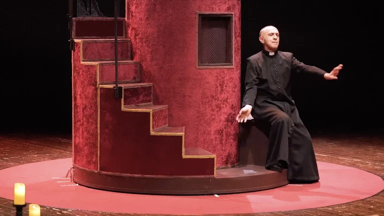 immagine per La cerimonia del massaggio, di Alan Bennett. Regia di Roberto Piana e Angelo Curci, con Gianluca Ferrato. Teatro Elfo Puccini