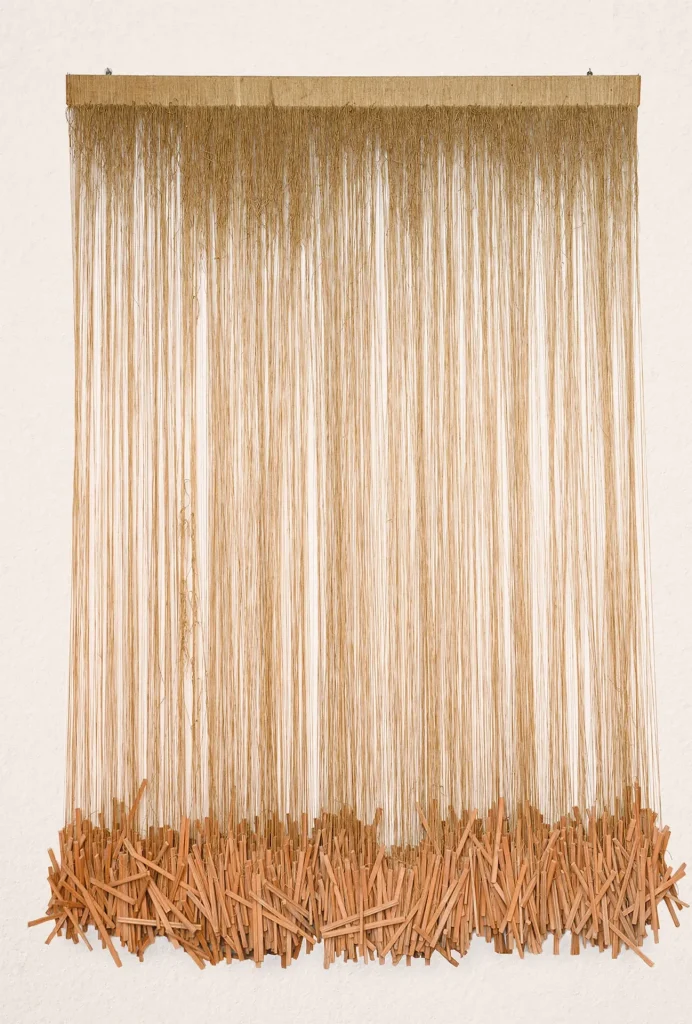 immagine per Mario Ceroli, Arpa birmana, 1992, spago, mattoncini e trave lignea, Collezione Banca Ifis