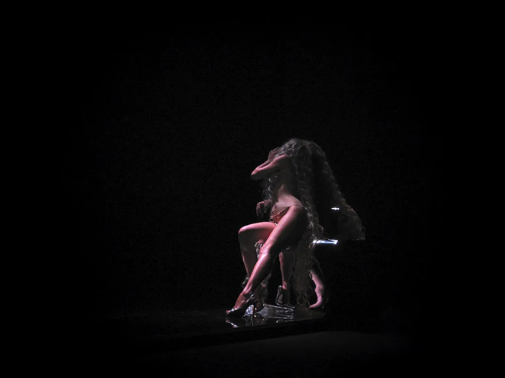immagine per 13. Sonia Bergamasco in Esse di Salomè, teatro sonoro da Mallarmè Ideazione artistica e drammaturgia di Sonia Bergamasco e Francesco Giomi. Progetto sonoro e regia del suono: Damiano Meacci Live electronics: Francesco Canavese. Luci: Paolo Pollo Rodighiero Oggetti di scena: Lorenzo Pazzagli. I rappresentazione: Tempo Reale Festival 2009 – Cango – Firenze – 6 e 7 ottobre 2009. ©Roberto Deri, in https://soniabergamasco.it/esse-di-salome/
