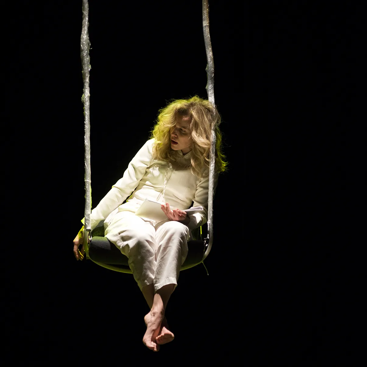 immagine per 16.Sonia Bergamasco in Il Piccolo Principe in concerto. Un’idea di Fabrizio Gifuni e Sonia Bergamasco. Suoni di scena: Rodolfo Rossi. Disegno luci: Cesare Accetta. In collaborazione con il Teatro Franco Parenti. I rappresentazione Milano, Teatro Franco Parenti – 27 ottobre 2011 ©Silvio Canini in https://soniabergamasco.it/il-piccolo-principe-in-concerto/