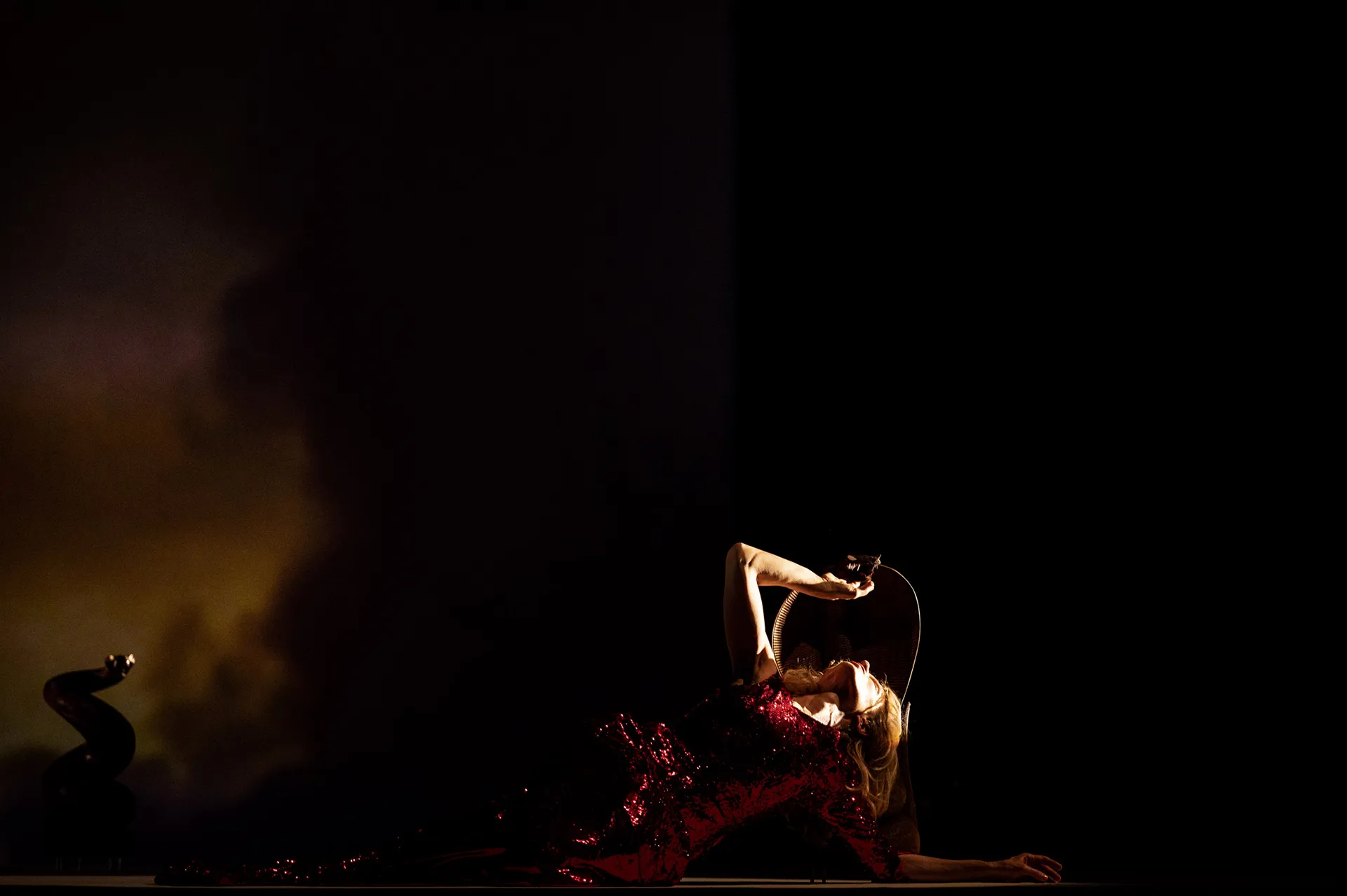 immagine per 4.Sonia Bergamasco in Resurrexit Cassandra, di Ruggero Cappuccio. Ideazione, regia, scenografia, film: Jan Fabre. Ruggero Cappuccio dà voce al prologo. Musiche originali: Stef Kamil Carlens. Effetti sonori: Christian Monheim. Costumi: Nika Campisi. Disegno luci: Wout Janssens. Assistente alla regia e drammaturgia: Miet Martens. Direzione tecnica: Marciano Rizzo, Wout Janssens. Fonici: Tom Buys, Marcello Abucci. Costumi Officina Farani. I rappresentazione Pompei, Teatro Grande – 24 giugno 2021 ©Marco Ghidelli, in https://soniabergamasco.it/resurrexit-cassandra/