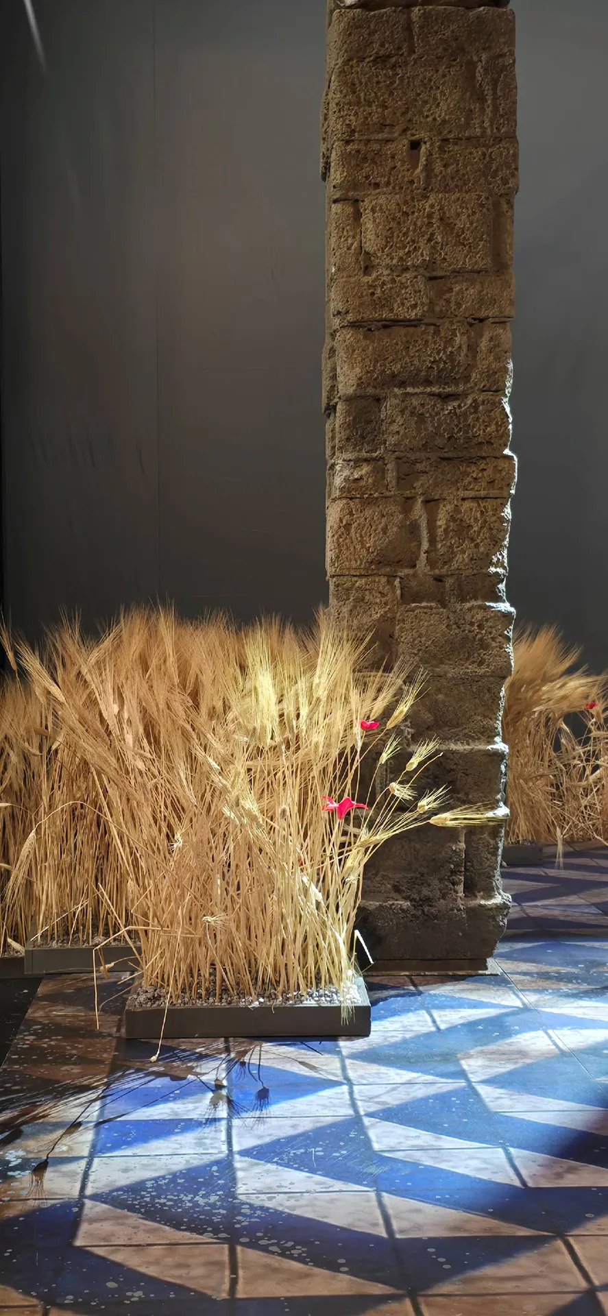 immagine per 6.Particolare della scenografia di La Principessa di Lampedusa al Teatro Franco Parenti a Milano durante la prova generale. ©Floriana Conte