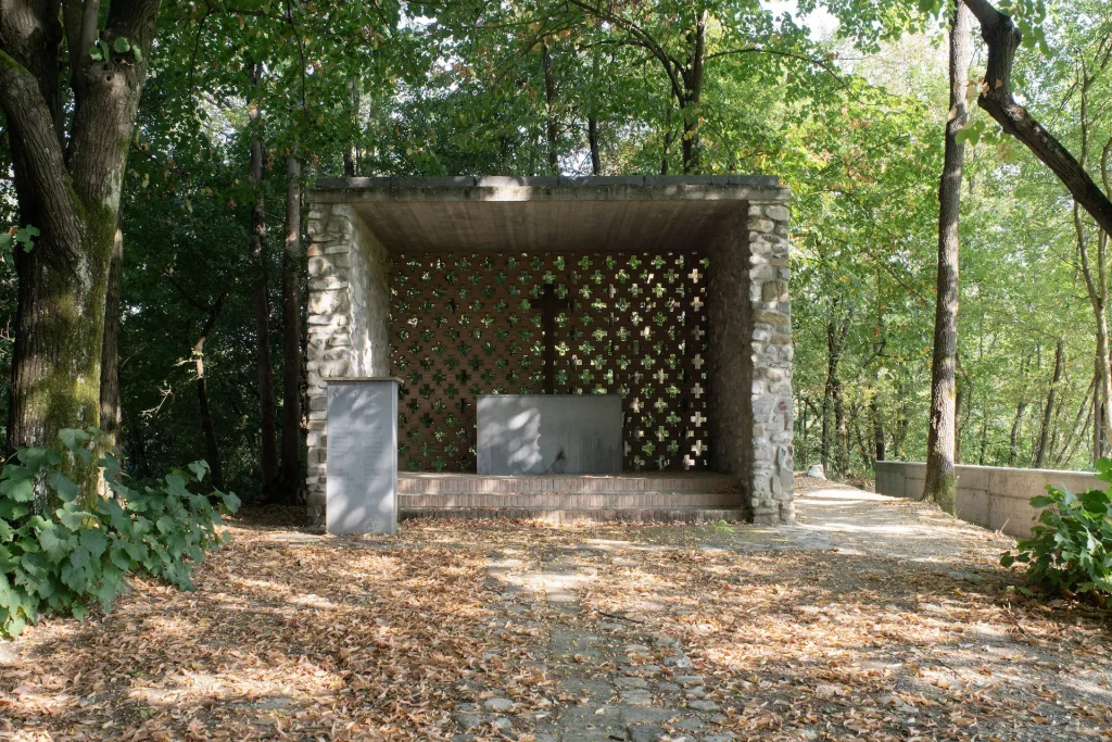 immagine per Cappella dei Caduti della Grande Guerra 1936 (costruita 2005), Arquata Scrivia, Varinella ph. Emanuele Piccardo