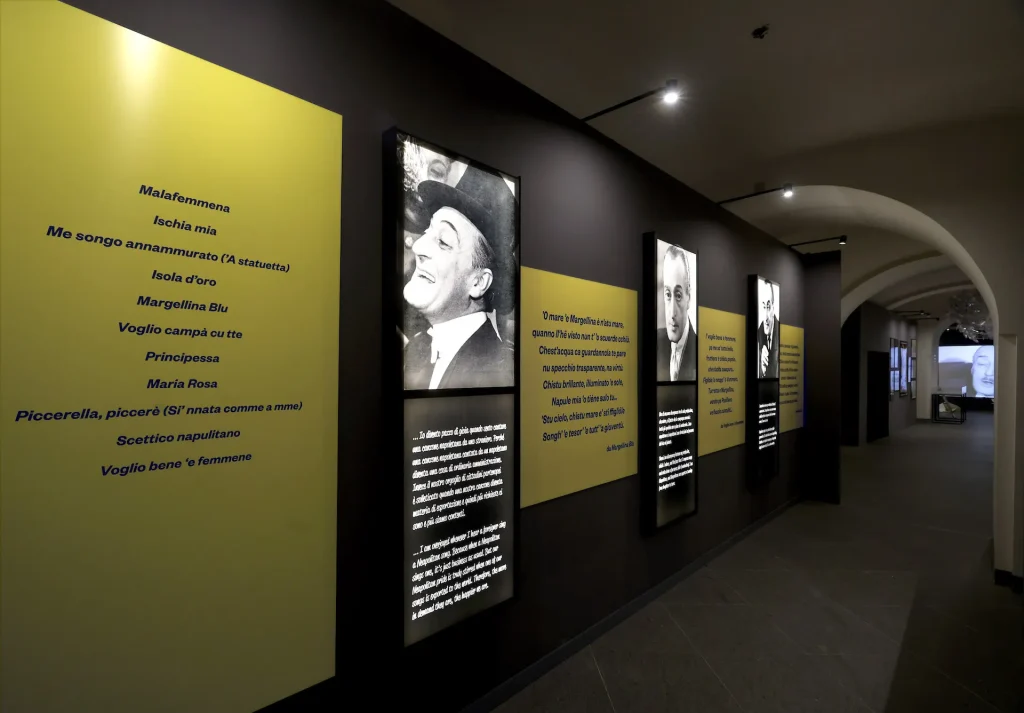 immagine per Foto allestimento della mostra Totò e la sua Napoli a Palazzo Reale. Ph. credit Stefano Renna