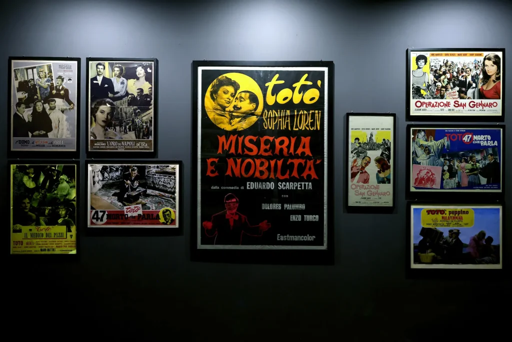 immagine per Foto allestimento della mostra Totò e la sua Napoli a Palazzo Reale. Ph. credit Stefano Renna