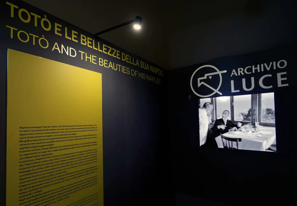 immagine per Foto allestimento della mostra Totò e la sua Napoli a Palazzo Reale. Ph. credit Stefano Renna