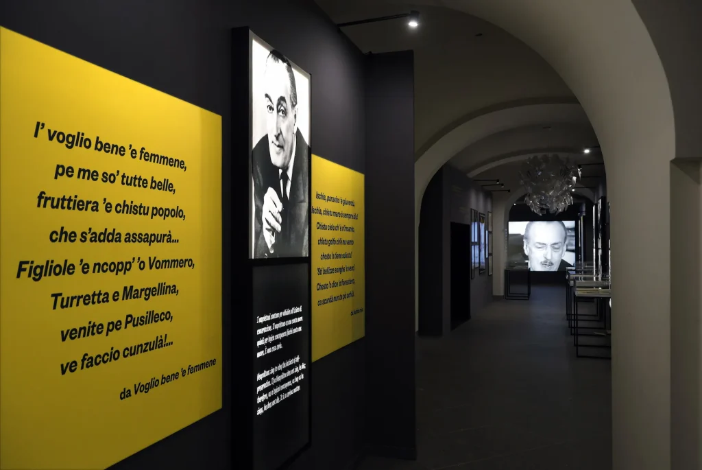 immagine per Foto allestimento della mostra Totò e la sua Napoli a Palazzo Reale. Ph. credit Stefano Renna