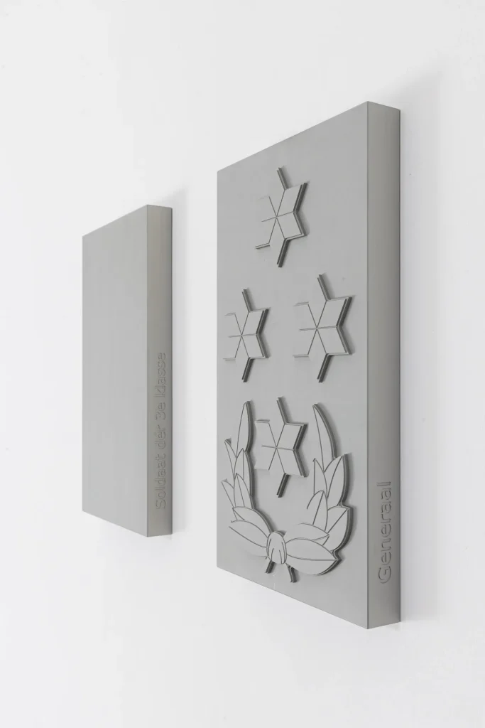 immagine per Dutch Army Ranks-Duo Soldaat der 3e Classe-Generaal 2025 Milled And Anodized Aluminium Elements 24×13,7×2,3cm v1 ph. Giulia Pietroletti