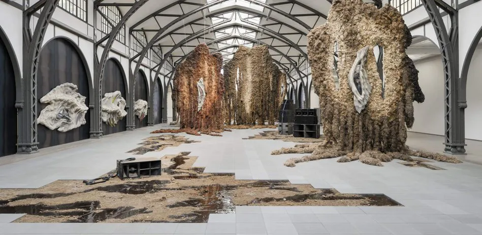 immagine per Klára Hosnedlová, CHANEL Commision: Klára Hosnedlová Embrace installation view, 2025. Hamburger Bahnhof – Nationalgalerie der Gegenwart, © Courtesy Artist, Kraupa-Tuskany Zeidler, White Cube / Staatliche Museen zu Berlin – Nationalgalerie, Zdeněk Porcal – Studio Flusser.