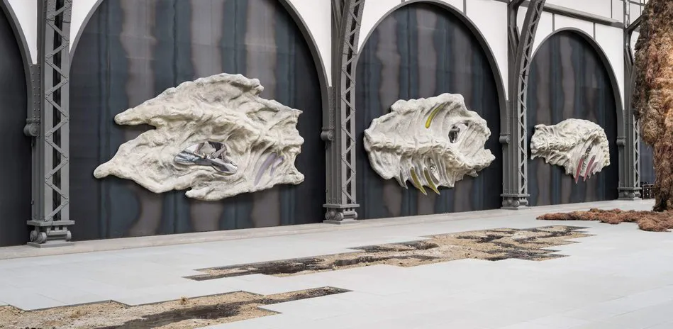 immagine per Klára Hosnedlová, CHANEL Commision: Klára Hosnedlová Embrace installation view, 2025. Hamburger Bahnhof – Nationalgalerie der Gegenwart, © Courtesy Artist, Kraupa-Tuskany Zeidler, White Cube / Staatliche Museen zu Berlin – Nationalgalerie, Zdeněk Porcal – Studio Flusser.