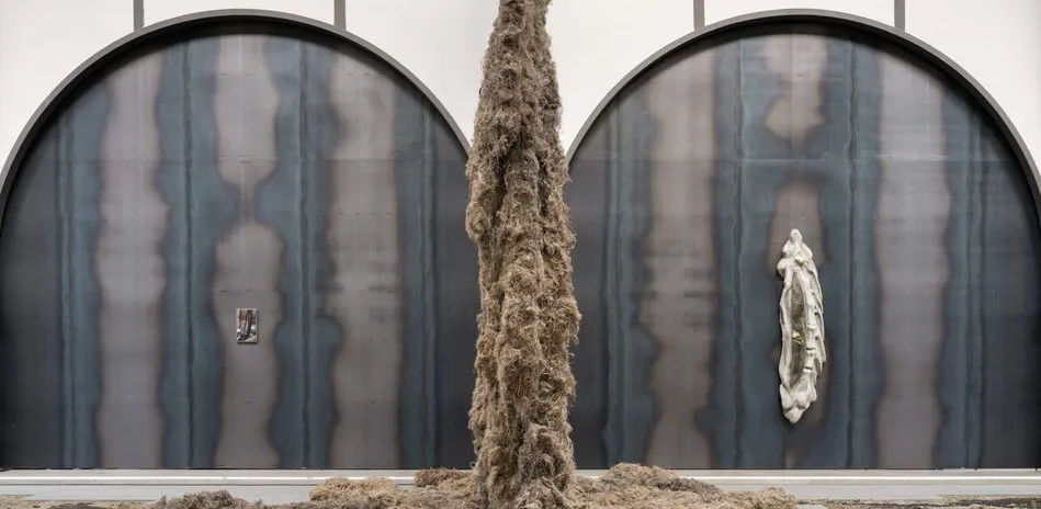 immagine per Klára Hosnedlová, CHANEL Commision: Klára Hosnedlová Embrace installation view, 2025. Hamburger Bahnhof – Nationalgalerie der Gegenwart, © Courtesy Artist, Kraupa-Tuskany Zeidler, White Cube / Staatliche Museen zu Berlin – Nationalgalerie, Zdeněk Porcal – Studio Flusser.