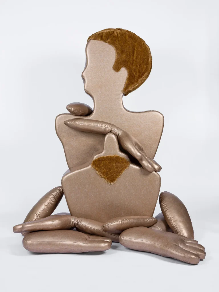 immagine per Nicola L., Canapé Homme Géant, 1970/2013. Courtesy Nicola L. Collection and Archive and Alison Jacques, © Nicola L. Collection and Archive. Photo: Makenzie L Goodman