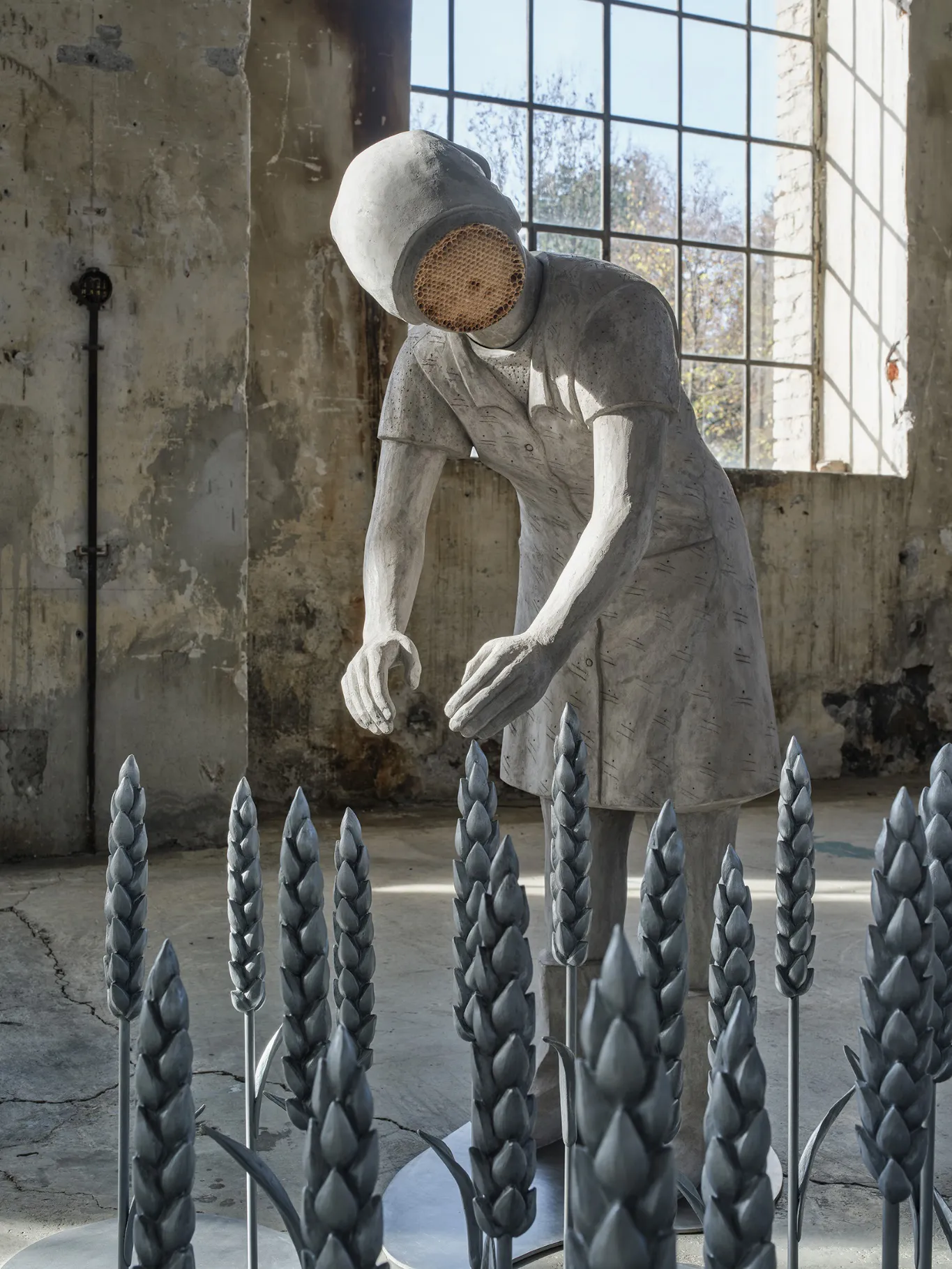 immagine per Anna Hulačová, Wheat Harvest (2025), veduta dell'installazione Bucolica, Kunstraum Dornbirn 2025. Ph Günter Richard Wett, © Anna Hulačová, per gentile concessione dell'artista e hunt kastner, Praga