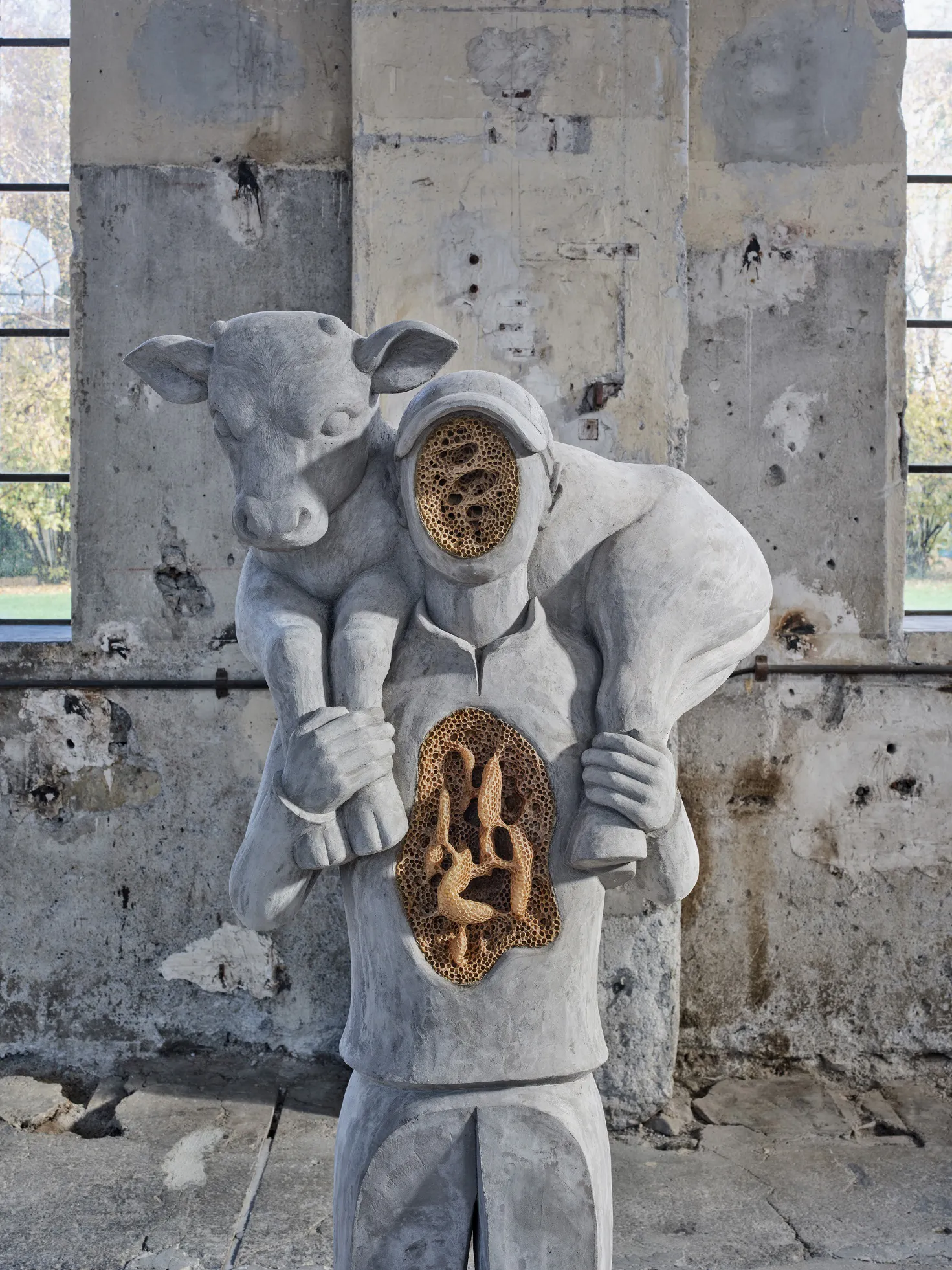 immagine per Anna Hulačová, Calf Bearer (2025), veduta dell'installazione Bucolica, Kunstraum Dornbirn 2025. Ph Günter Richard Wett, collezione privata Praga, © Anna Hulačová, per gentile concessione dell'artista e hunt kastner, Praga.