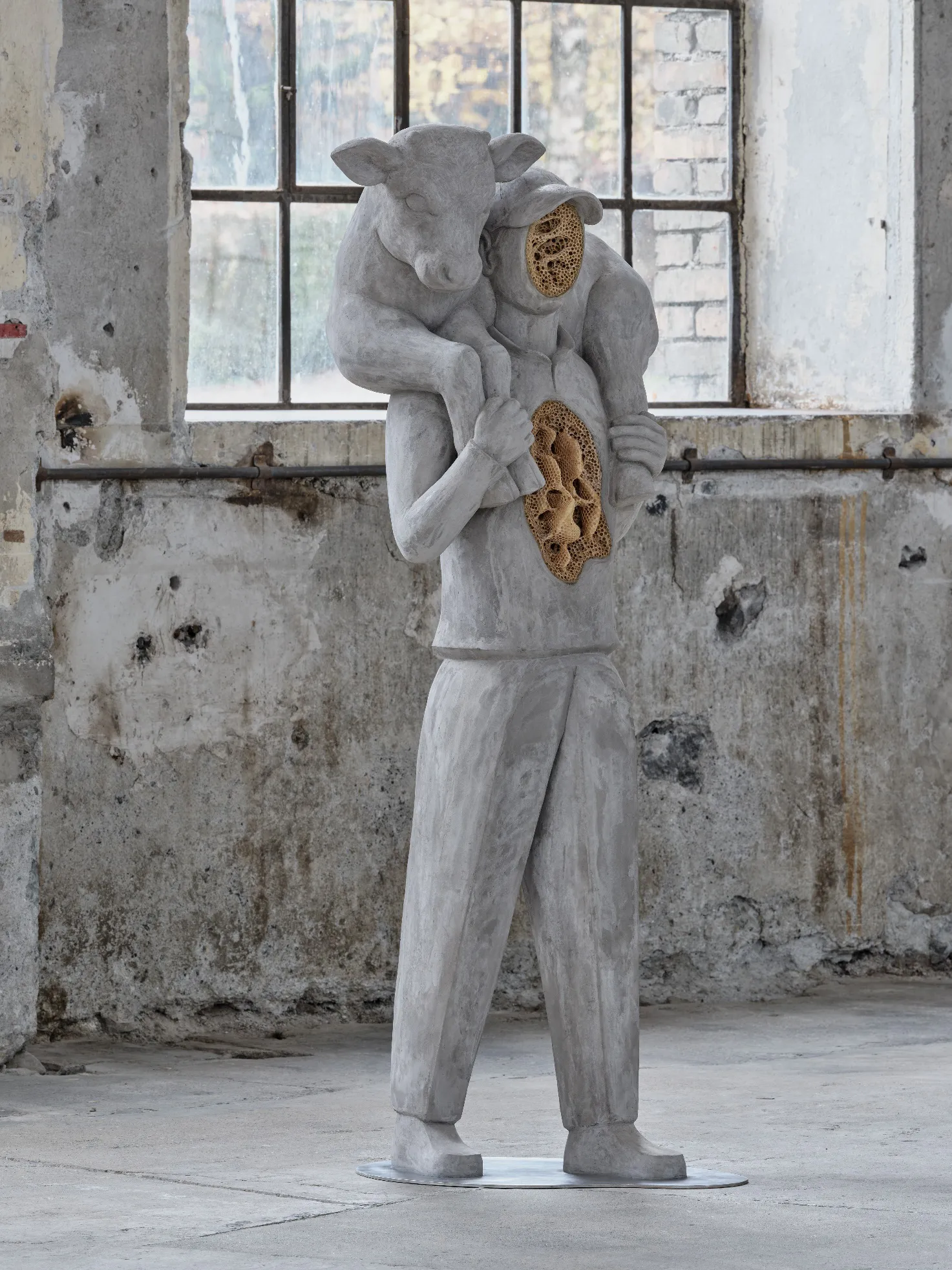 immagine per Anna Hulačová, Calf Bearer (2025), veduta dell'installazione Bucolica, Kunstraum Dornbirn 2025. Ph Günter Richard Wett, collezione privata Praga, © Anna Hulačová, per gentile concessione dell'artista e hunt kastner, Praga.
