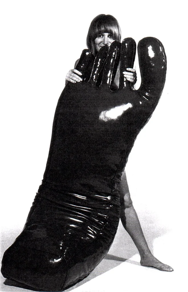 immagine per Nicola L. with Giant Foot, 1969. © Nicola L. Collection and Archive