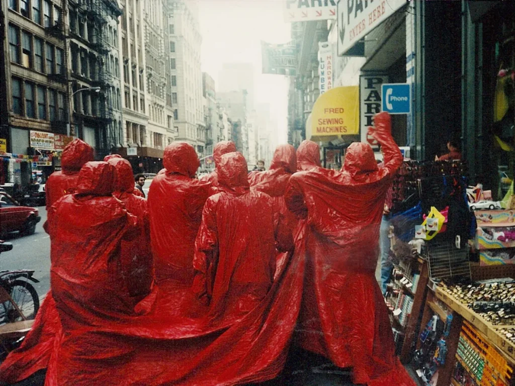 immagine per Nicola L., Red Coat, 1969, performance in New York’s Chinatown for Fernando Arrabal’s film Adieu Babylone!, 1992. © Nicola L. Collection and Archive.