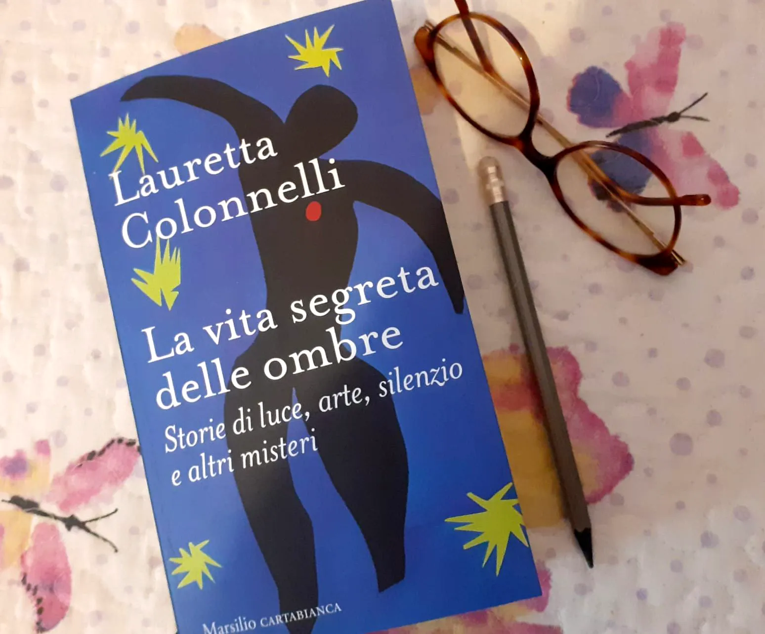 immagine per copertina di La vita segreta delle ombre, di Lauretta Colonnelli