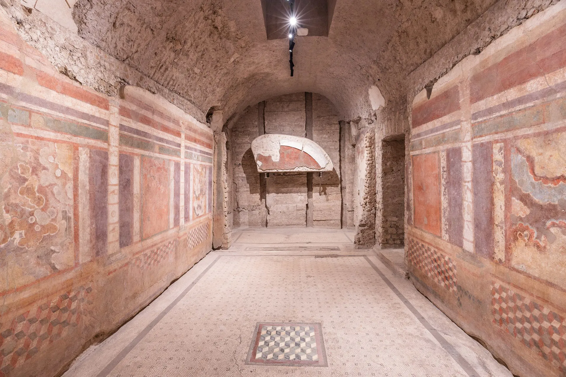 immagine per Parco archeologico del Colosseo, Casa dei Grifi. Dettaglio dellambiente affrescato con pavimento a mosaico e emblema centrale con cubi prospettici. Foto Simona Murrone