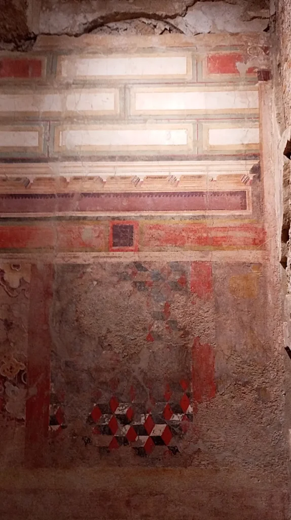 immagine per Casa dei Grifi - Palatino pareti affrescate di uno degli ambienti ipogei con motivo a cubi prospettici
