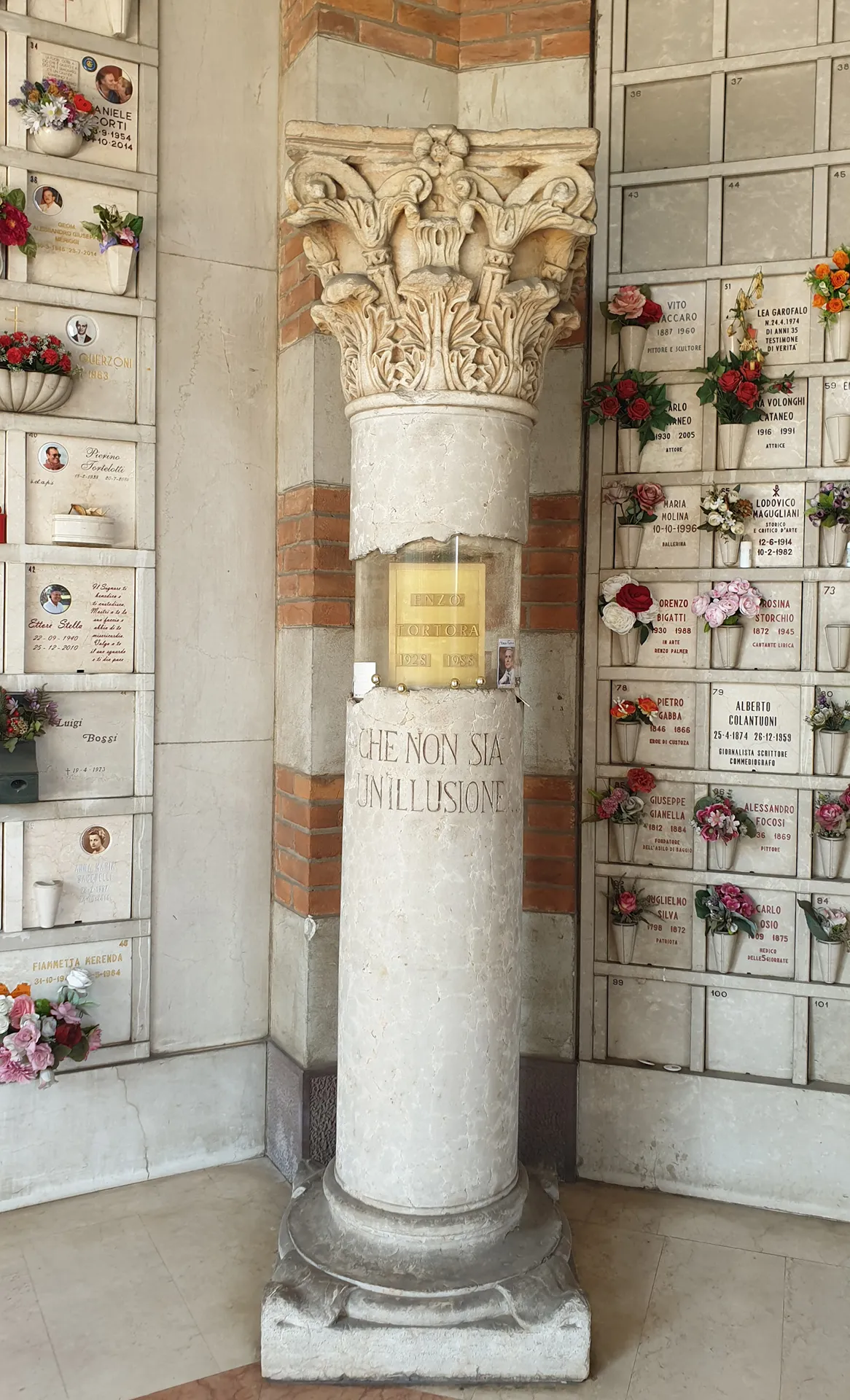 immagine per Fig. 10. Ruggero Ercoli, Monumento Tortora, 1988, marmo e altri materiali, Milano, Cimitero monumentale
