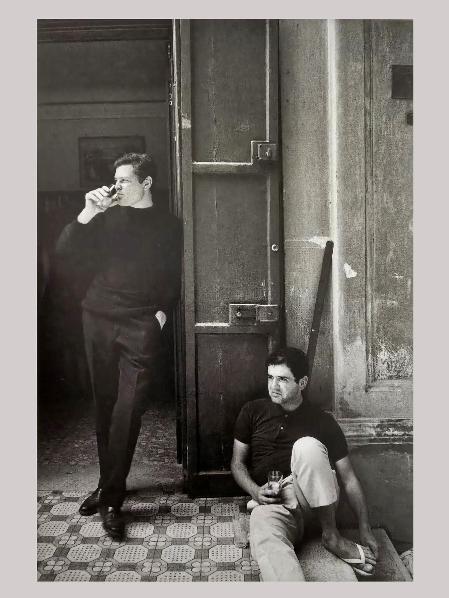 immagine per Ugo Mulas, Franco Angeli e Tano Festa al caffè Paradiso. XXXII Biennale d’Arte, Venezia, 1964 © Archivio Ugo Mulas / © Eredi Mulas
