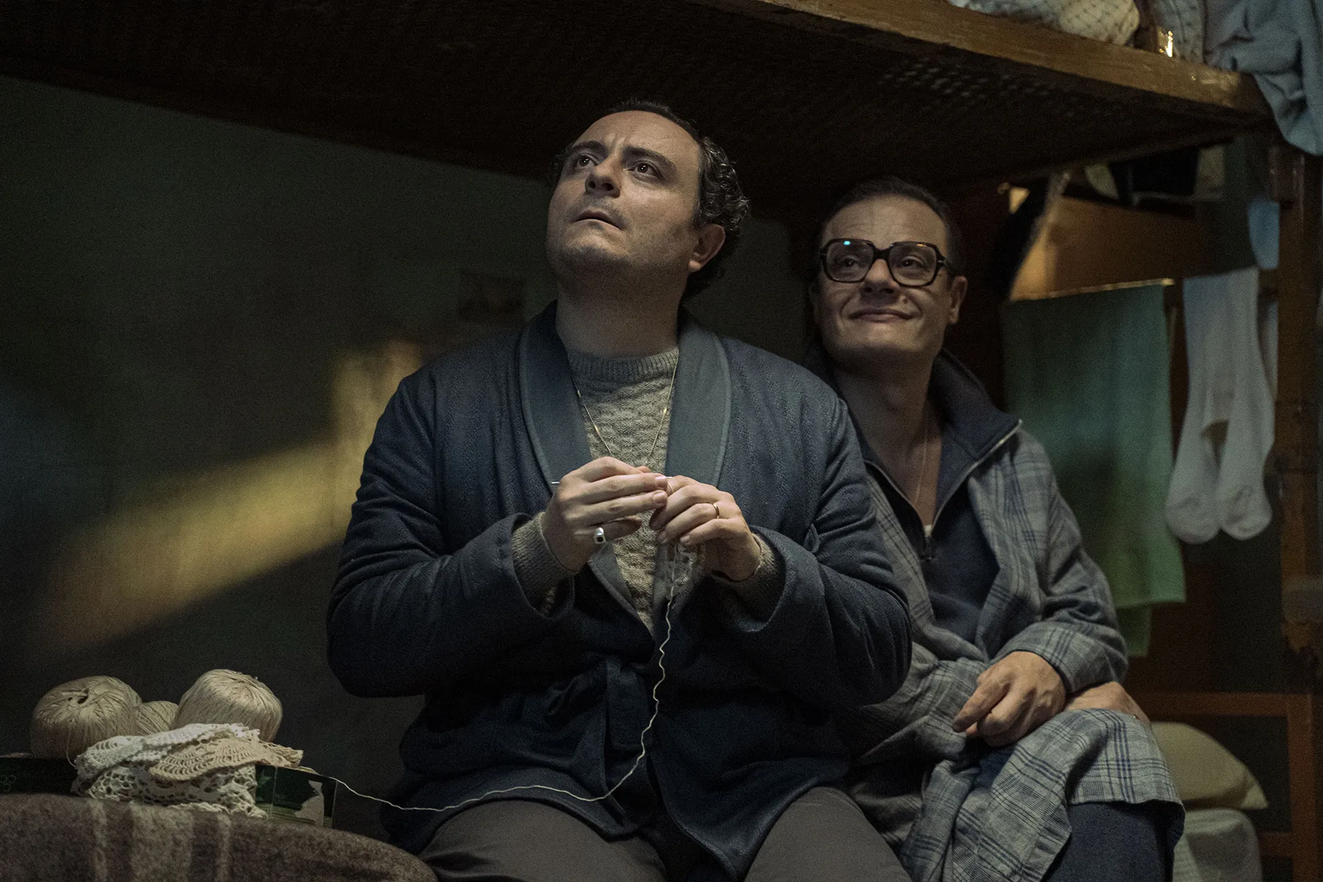 immagine per Fig. 6. Alessio Praticò e Lino Musella nella puntata 1 di Portobello. Foto: Valeria Gifuni