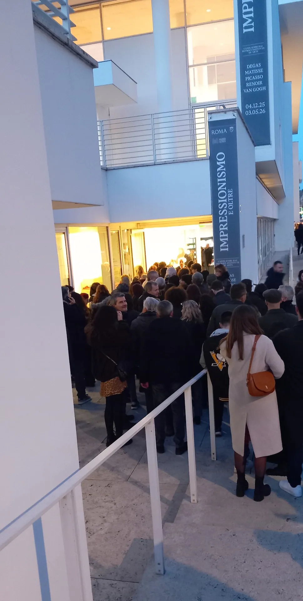 immagine per FIG. 1) fila di visitatori alla mostra Impressionismo e oltre -ph. Barbara Martusciello -2026 (17 gennaio)