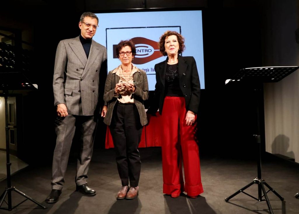 immagine per Elisabetta Mauti che riceve il premio Cendic 2025 con Finchè morte non ci separi