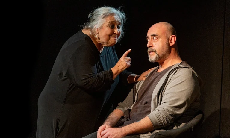 immagine per Regina Madre. La vita è una commedia dai contorni tragici