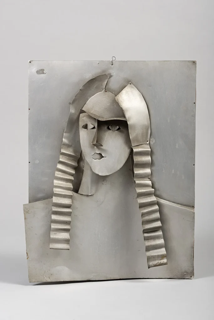 immagine per Fanciulla con trecce 1932-1933 Alluminio cm 47,7 × 36,5 × 5 Maschera simultanea (Magia della stratosfera) 1939 Ferro, verniciatura Donne abissine (Aeroferro di donne abissine) 1939 Ferro