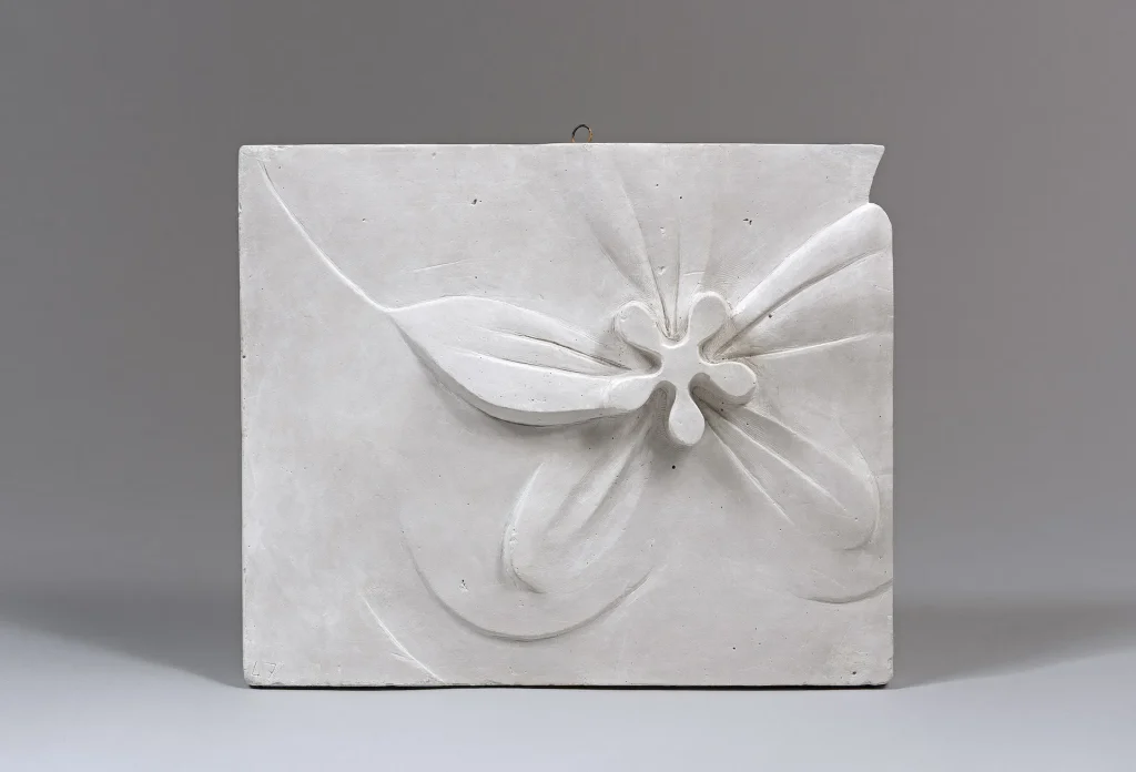 immagine per Fiore 1947 Gesso cm 28,7 × 34,5 × 3,5