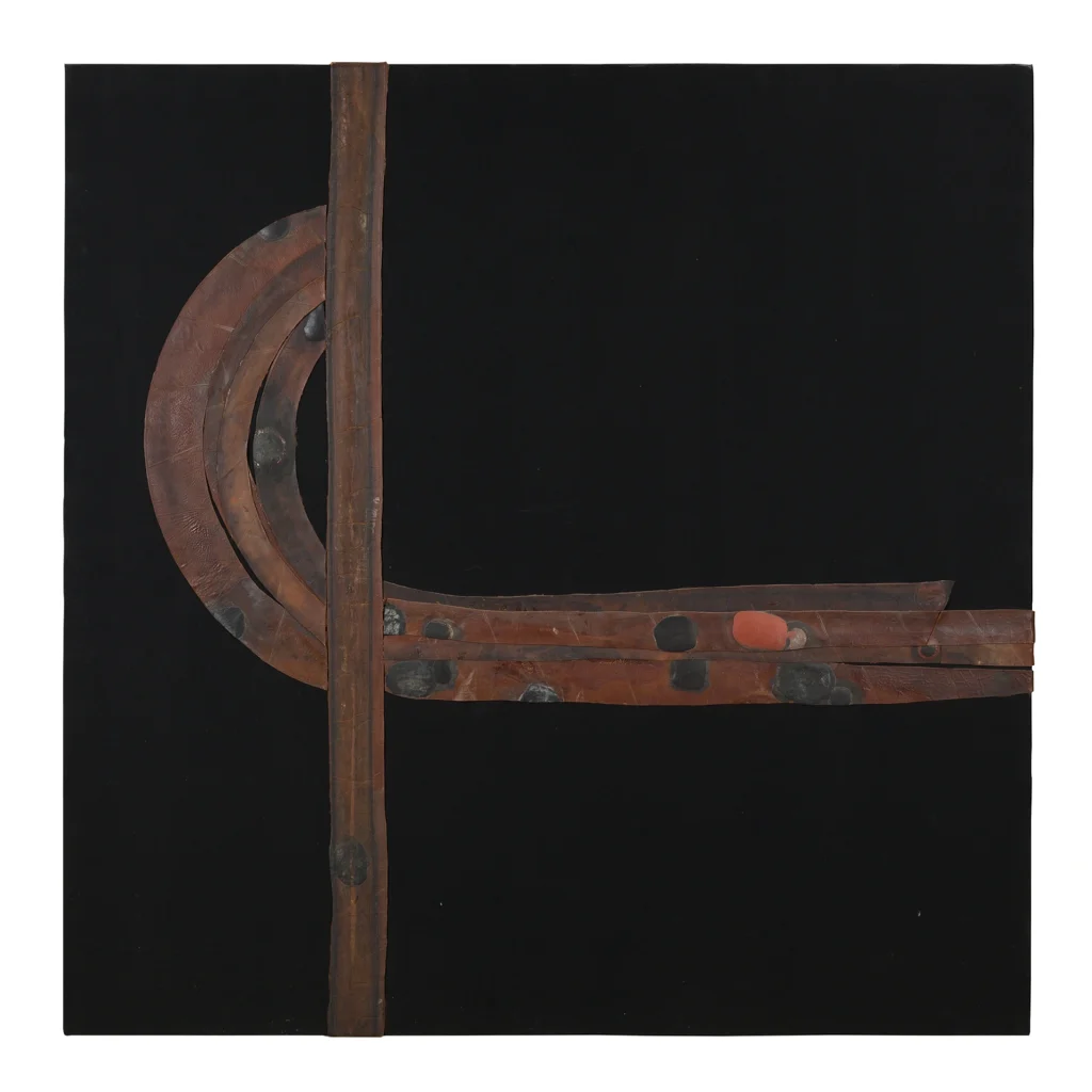 immagine per Carol Rama, La guerra è astratta, 1970. Camere d’aria su tessuto nero, 120 × 120 cm. Fotografia di Sebastiano Pellion di Persano. Collezione Marina Ferrero Ventimiglia. © Archivio Carol Rama, Torino.