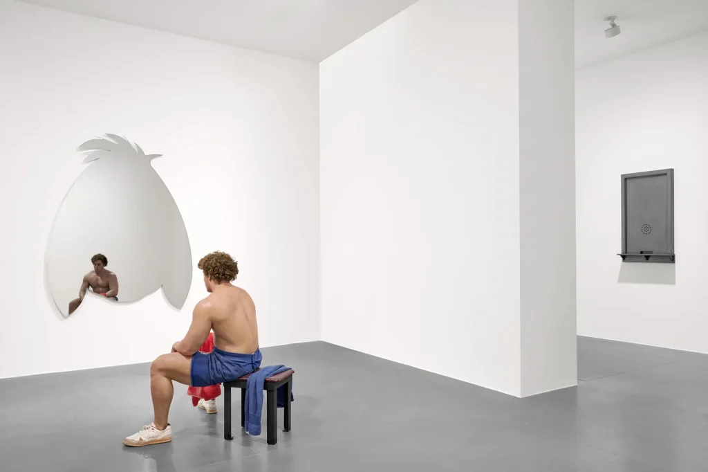immagine per Mirrored Fiction Roma, 2026, installation view Artwork, left to right: © Jeff Koons; © 2026 Estate of Duane Hanson/Artists Rights Society (ARS), NY; © Adam McEwen Photo: Matteo D’Eletto, M3 Studio Courtesy Gagosian