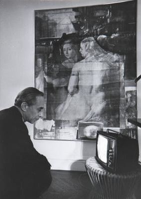 immagine per Fig. 16 - Ugo Mulas, Leo Castelli nella sua casa di New York nel 1964 con Persimmon di Robert Rauschenberg (1964) sullo sfondo. ©Archivio Ugo Mulas