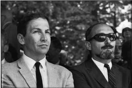 immagine per Fig. 17 - Ugo Mulas, Robert Rauschenberg e Alan Solomon alla Biennale di Venezia del 1964. ©Archivio Ugo Mulas