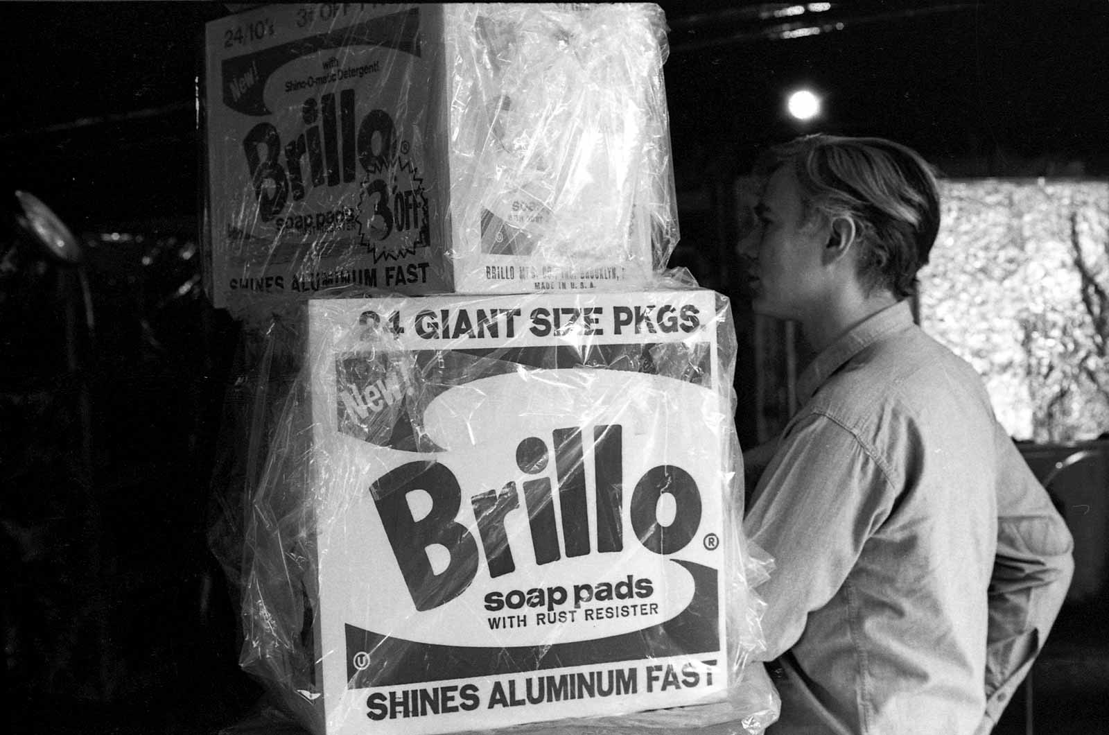 immagine per Fig. 4 - Mario Schifano, Andy Warhol nella Factory a New York, 1964. ©Archivio Mario Schifano