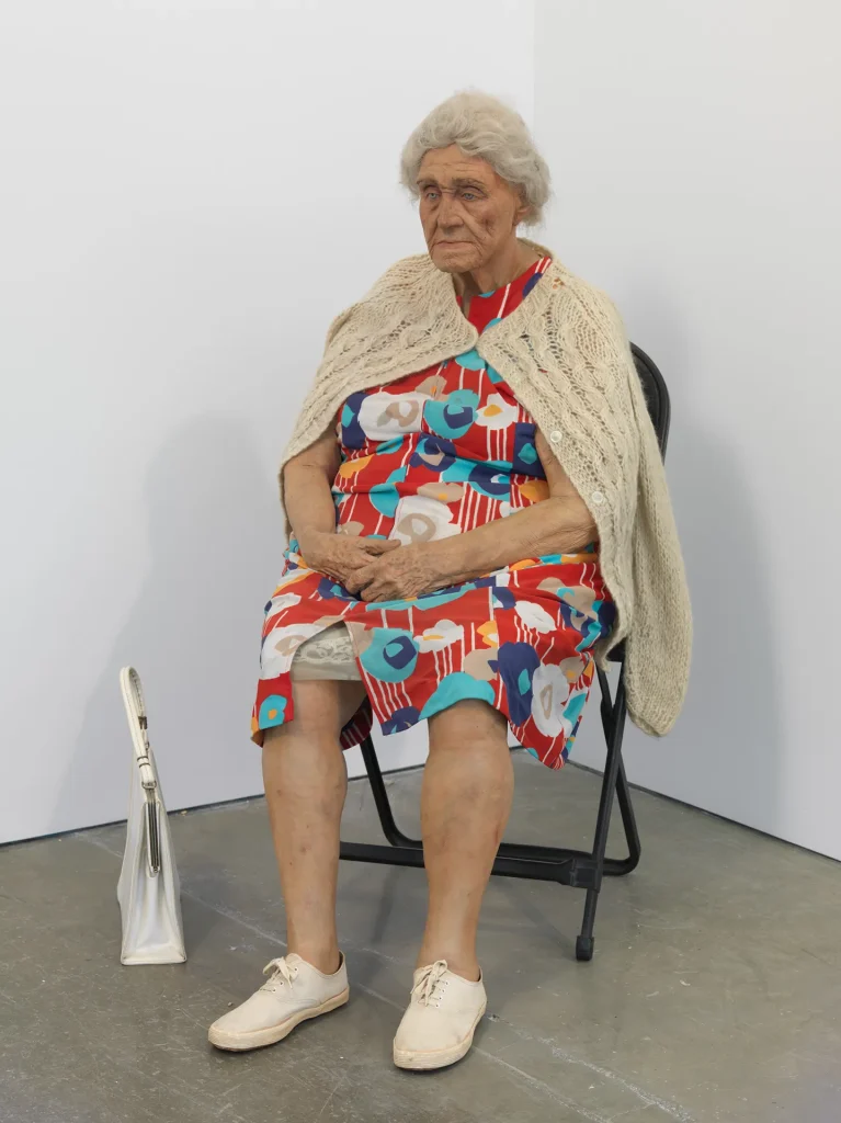 immagine per Mirrored Fiction Roma, 2026. Duane Hanson - Old Lady in Folding Chair, 1976 Oil on polyester resin and fiberglass with mixed media 48 × 47 × 36 inches (121.9 × 119.4 × 91.4 cm) © 2026 Estate of Duane Hanson/Artists Rights Society (ARS), NY Photo: Rob McKeever Courtesy Gagosian