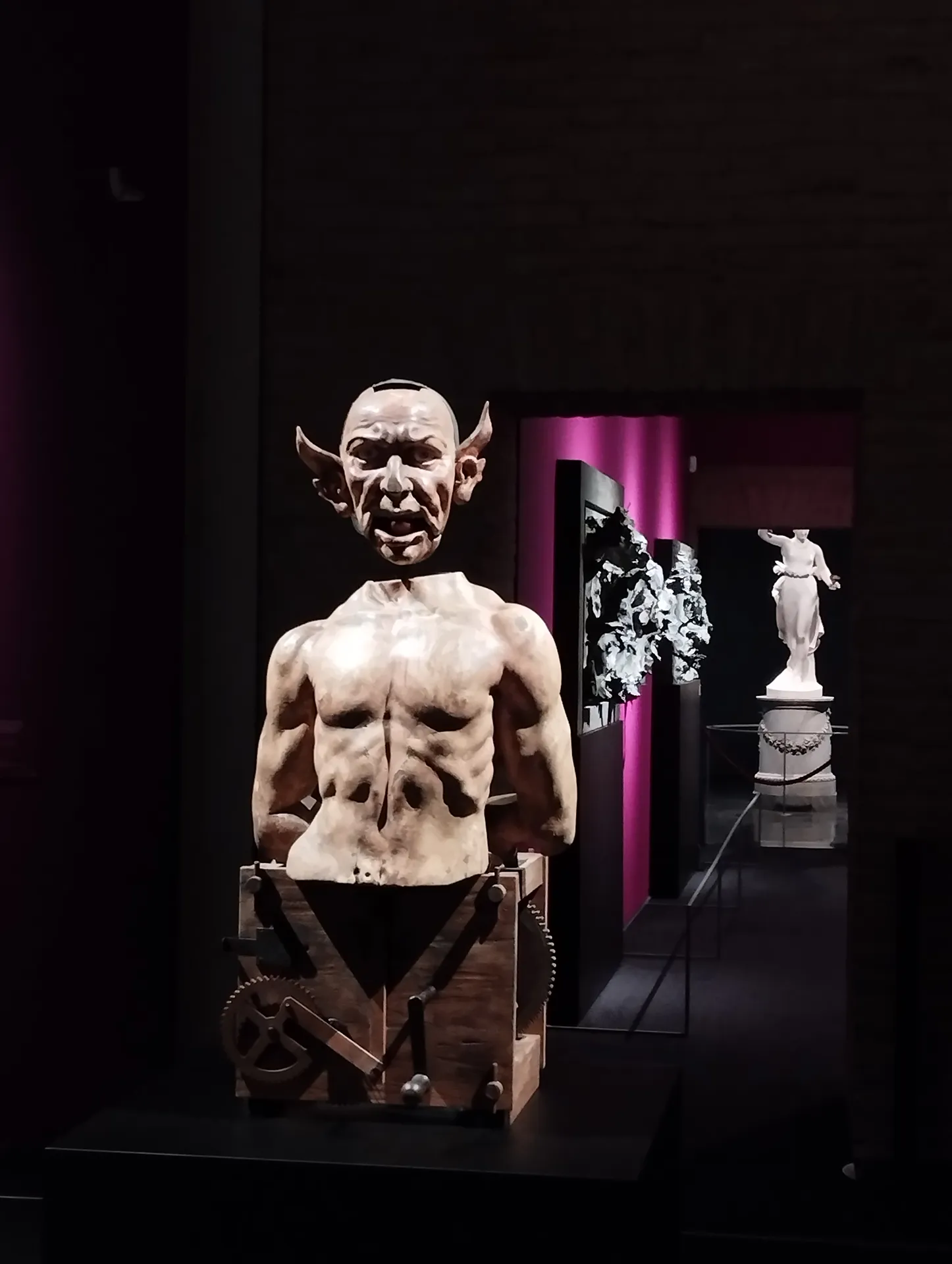 immagine per Copia dell'automa con testa di diavolo, 2015; legno intagliato e policromato con parti meccaniche, Milano, Civiche Raccolte d'Arte Applicata -Castello Sforzesco