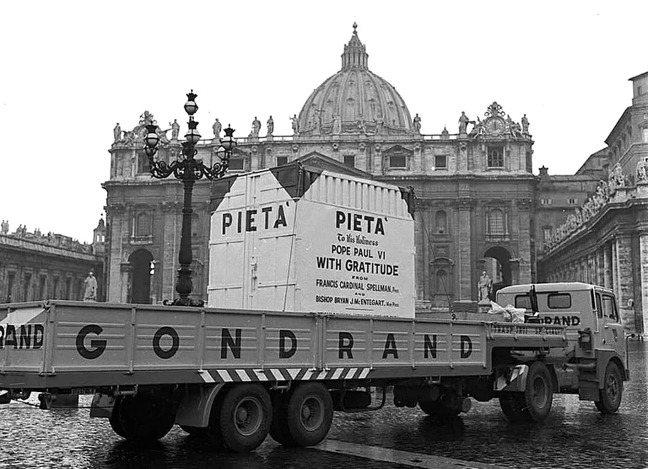 immagine per La Pietà di Michelangelo dal Vaticano imballata per New York, 1964