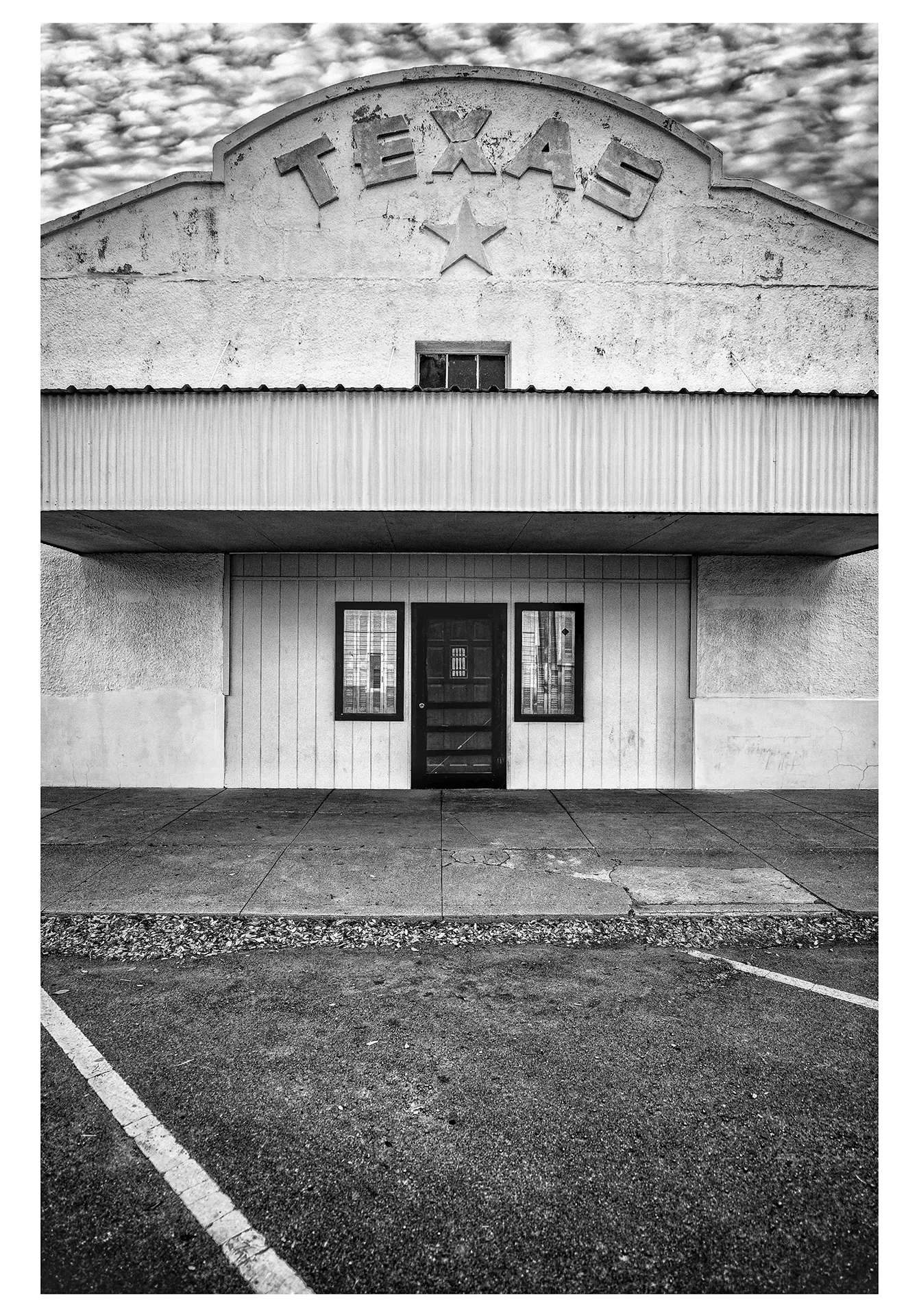 immagine per Maryam Eisler, The Texas, Marfa, Texas, USA, 2024, image size 35.6 x 54 cm, paper size 46.2 x 61 cm, pigment print on archival cotton ragCourtesy of Howard Greenberg Gallery and the artist