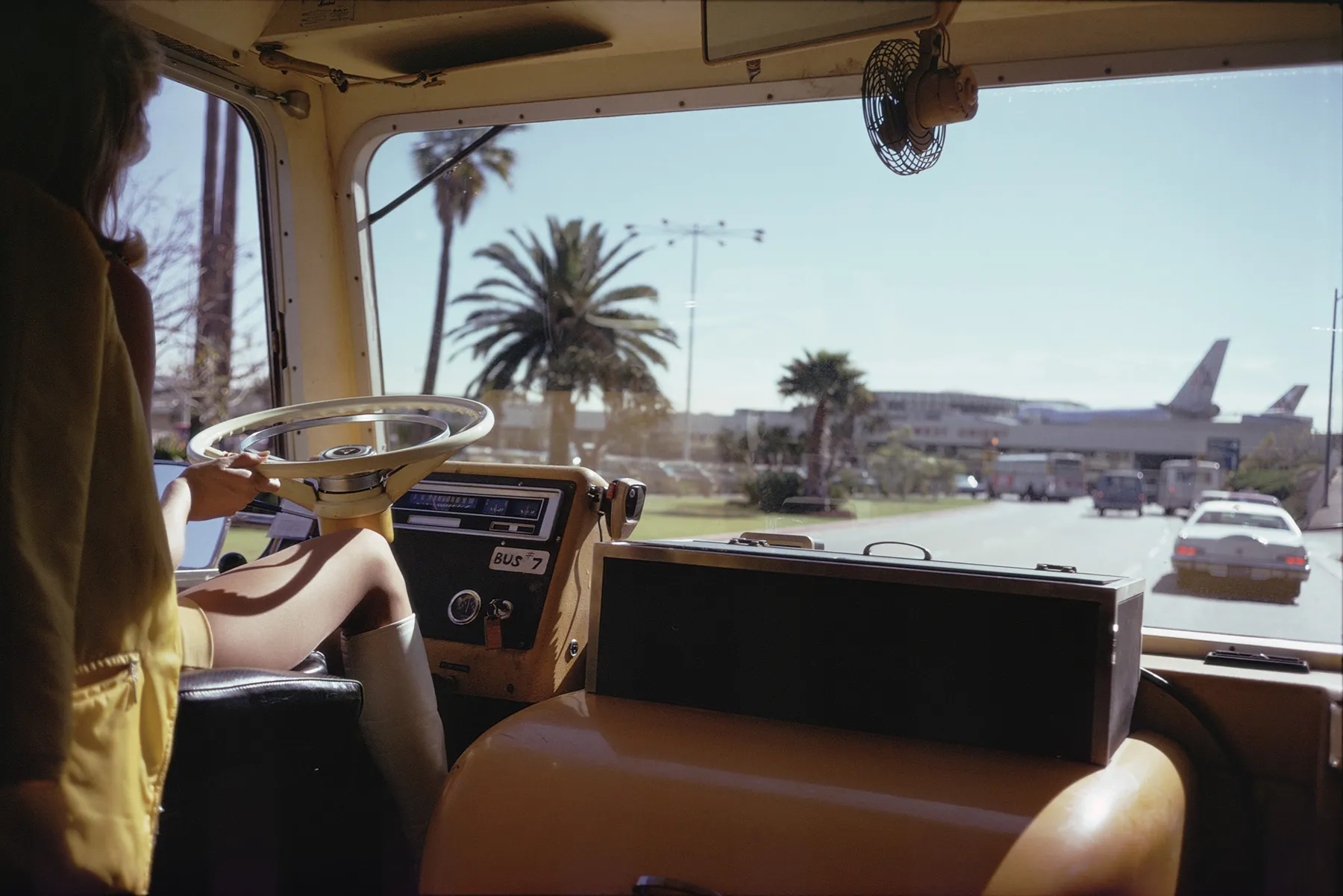 immagine per Joel Meyerowitz, Los Angeles, California, 1976, image size 36.8 x 54.9 cm, paper size 50.8 x 61 cm, dye transfer print; printed laterCourtesy of Howard Greenberg Gallery and the artist