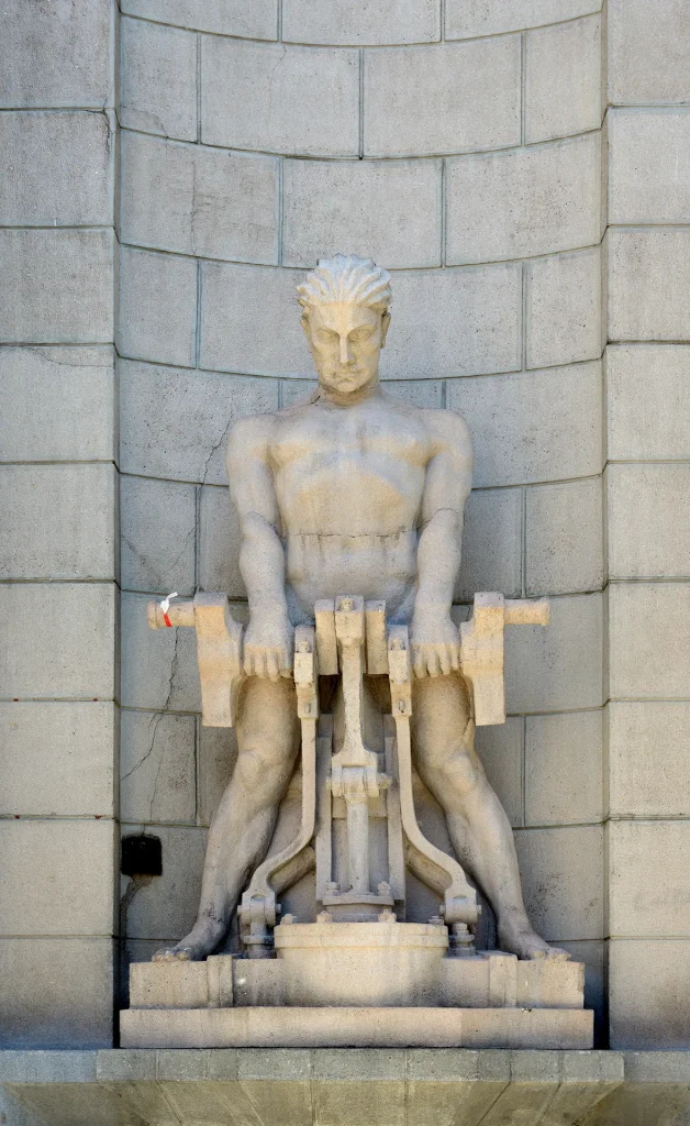 immagine per fig. 7 - Franz Ehrenhöfer, Allegoria, scultura alla stazione di Bolzano