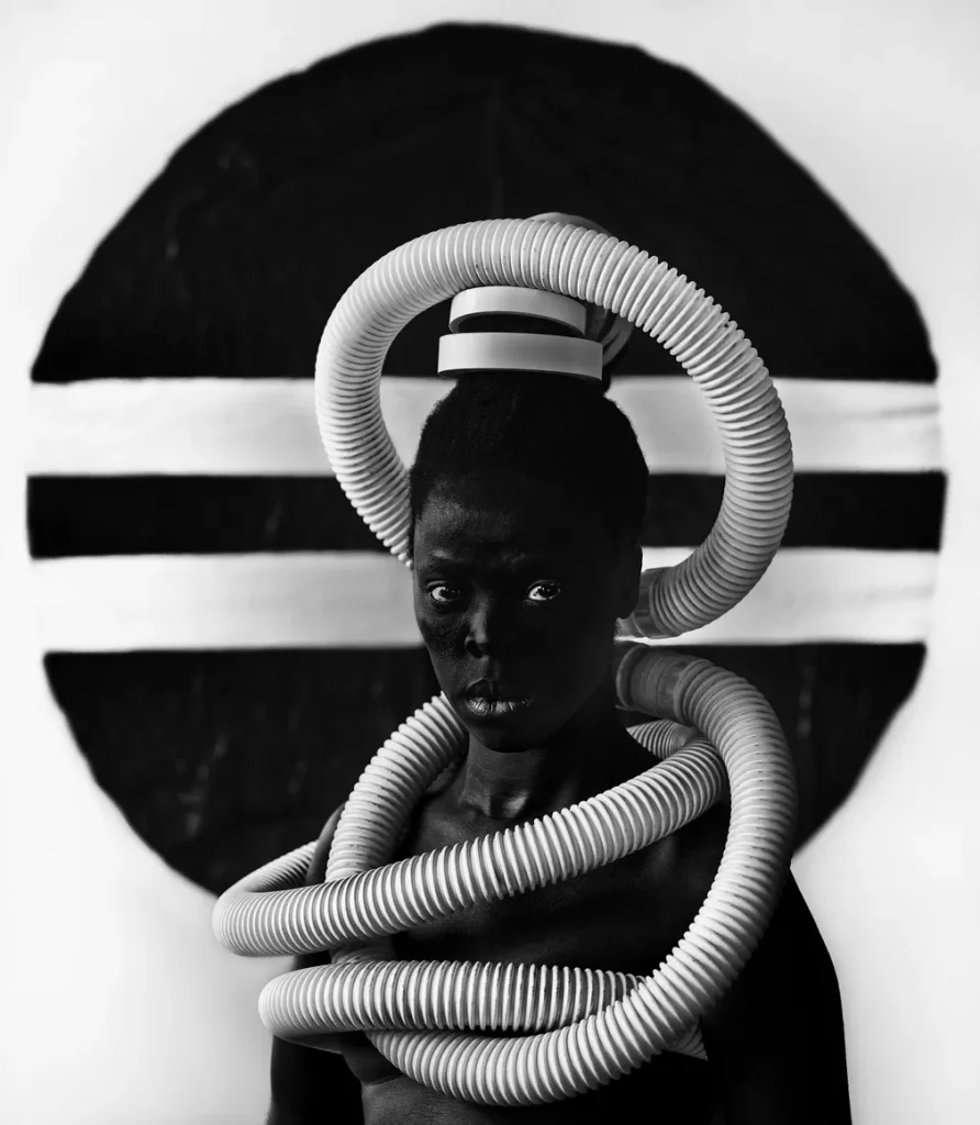 immagine per Zanele Muholi, dalla serie Somnyama Ngonyama: Sebenzile, Parktown, 2016