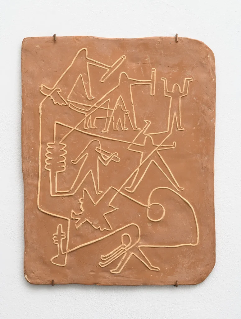 immagine per Maja Escher, fio de sol – sun thread, 2026, argilla rossa, argilla bianca, ossidi/red clay, faience, oxides, 39 x 30 x 1 cm. Ph. Giorgio Benni Courtesy l’Artista e Monitor Rome|Lisbon|Pereto(AQ)