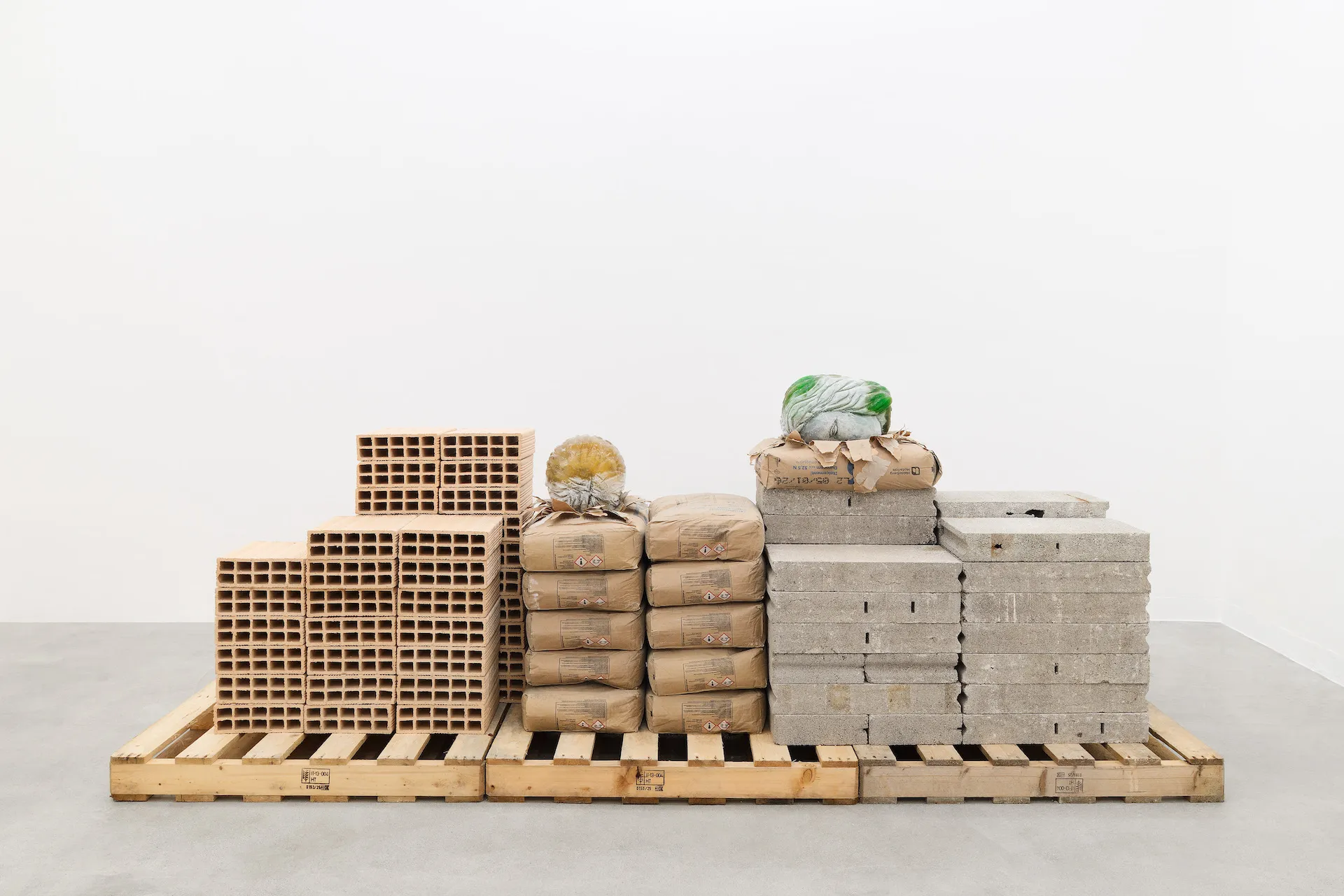 immagine per fig. 1 - Stefano Canto, Sogno di Pietra, 2026, exhibition view, Matèria, Roma. Courtesy the artist and Matèria, Roma. Photo by Roberto Apa