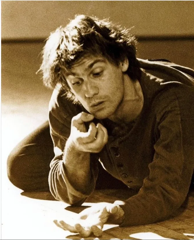 immagine per Fabrizio Gifuni in prova durante l’Amleto con la regia di Orazio Costa per il diploma, 1992. © Fabrizio Gifuni https://www.instagram.com/p/DNTCZFjI3GN/?img_index=2